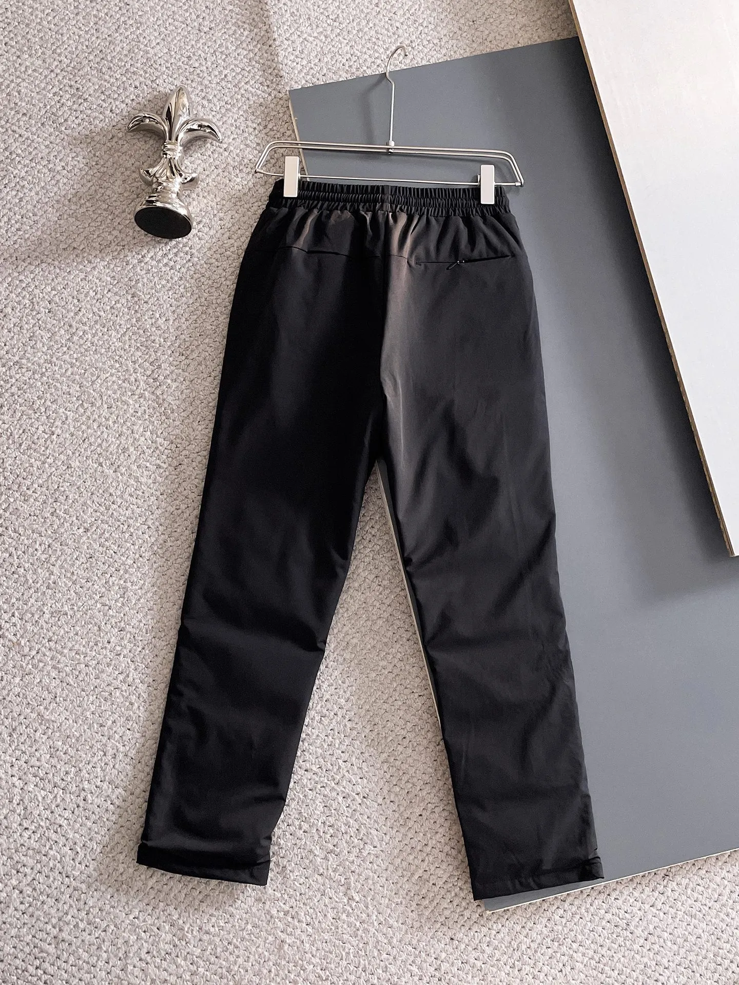 P490 Big Goose 25ss new autumn and winter thickened warm down pants are here🔥A must-have for winter, outdoor windproof, temperature-locking and warm. Made of professional-grade outdoor windproof, waterproof and breathable fabric. Lining is 90% white duck down filling. Lightweight design. Lightweight and warm. Seamless gluing process on the inside. Made of light and bold-proof velvet fabric to effectively prevent velvet running. Original hardware accessories. Classic logo matching. Simple and versatile. The upper body is stylish and not bulky. The style is the same for men and women! Size: M-3XL.